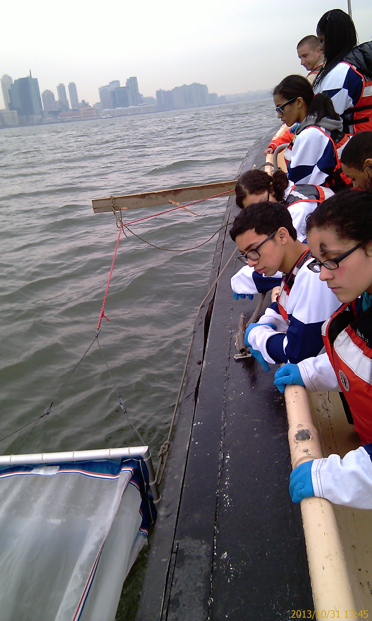 On October 31st, our research scholars teamed up with Rachael of the Rozalia Project to monitor microplastics in the Hudson River Estuary.